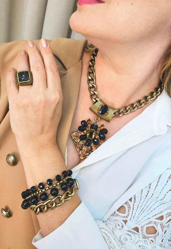 Colar Cândida ouro velho com pingente de pedras pretas e vital marrom