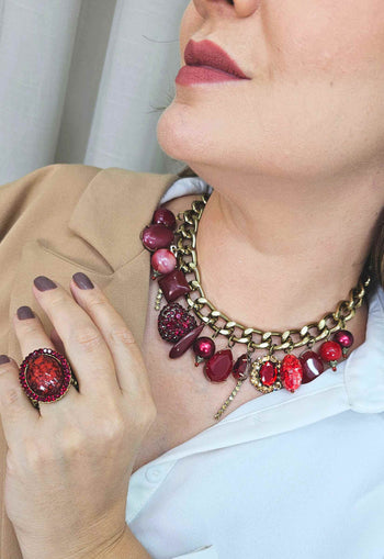 Maxi colar Santorini luxo de pedras vermelhas e pingente de coração banhados no ouro velho