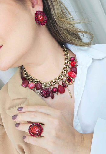 Maxi colar Santorini luxo de pedras vermelhas e pingente de coração banhados no ouro velho