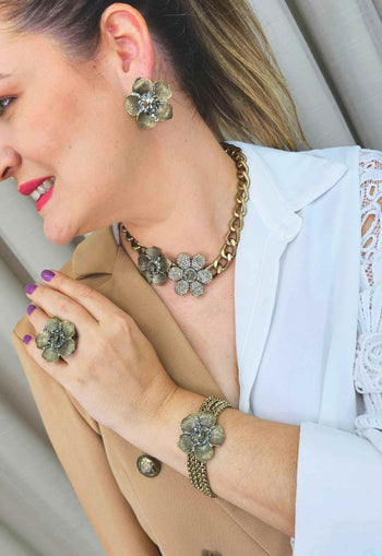 Colar Petra de flores com pedras black diamond e correntes ouro velho