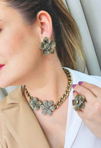 Colar Petra de flores com pedras black diamond e correntes ouro velho