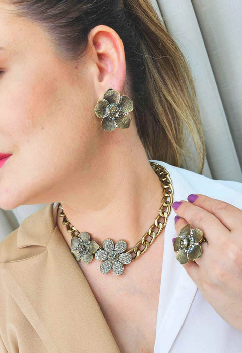 Colar Petra de flores com pedras black diamond e correntes ouro velho