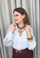 Colar Arminda luxo com perolas e cristais cobreados e verde banhado no ouro velho