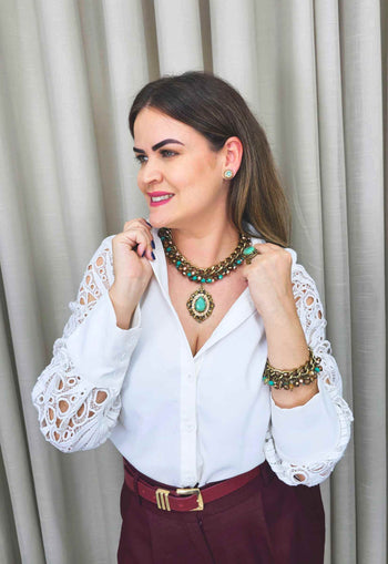 Colar Arminda luxo com perolas e cristais cobreados e verde banhado no ouro velho