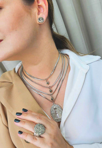 Colar Angelina de elos prata com pingente de Nossa Senhora Aparecida com strass black diamond