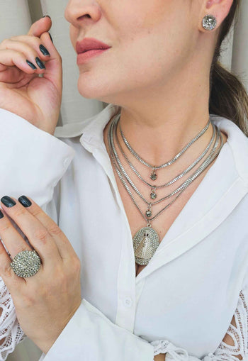 Colar Angelina de elos prata com pingente de Nossa Senhora Aparecida com strass black diamond