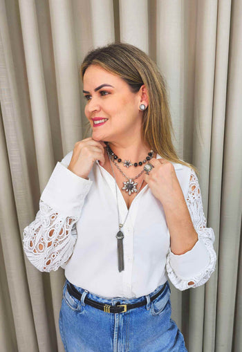 Colar Lígia mix com pingente de flor perolas e pedras hematite