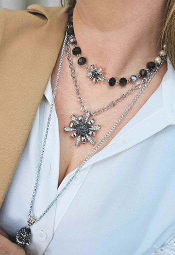 Colar Lígia mix com pingente de flor perolas e pedras hematite