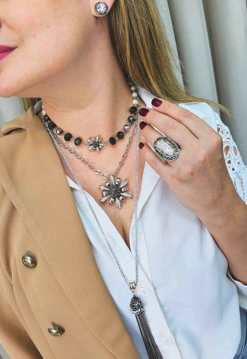 Colar Lígia mix com pingente de flor perolas e pedras hematite