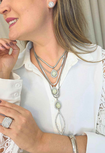 Colar Milão: Boho Chic com Mix de Correntes e Pingentes com Strass Cristal no Prata | Destaque no seu Look