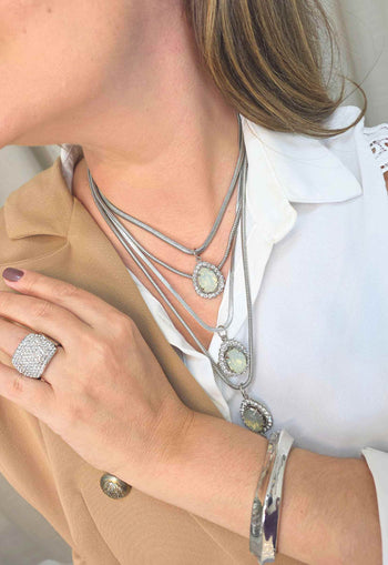 Colar Milão: Boho Chic com Mix de Correntes e Pingentes com Strass Cristal no Prata | Destaque no seu Look