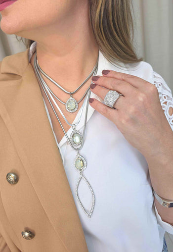 Colar Milão: Boho Chic com Mix de Correntes e Pingentes com Strass Cristal no Prata | Destaque no seu Look