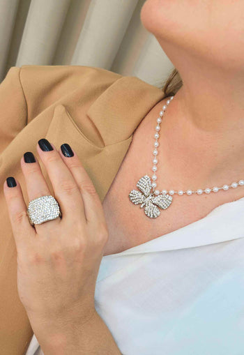 Colar de Borboleta Carina de perolas com pedras no cristal banhado no prata