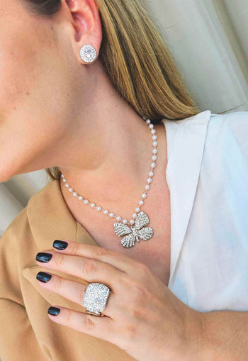 Colar de Borboleta Carina de perolas com pedras no cristal banhado no prata