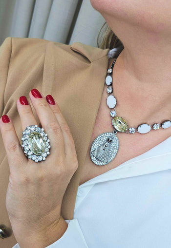 Colar Glória com pingente de Nossa Senhora Aparecida e pedras cristais banhado no grafite