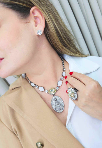 Colar Glória com pingente de Nossa Senhora Aparecida e pedras cristais banhado no grafite