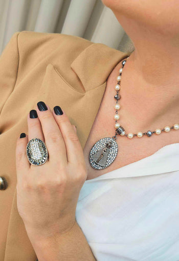 Colar Devoção perola e grafite com pingente de Nossa Senhora Aparecida banhado no onix