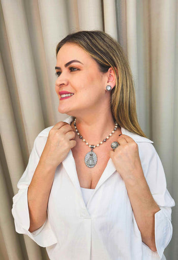 Colar Devoção perola e grafite com pingente de Nossa Senhora Aparecida banhado no onix