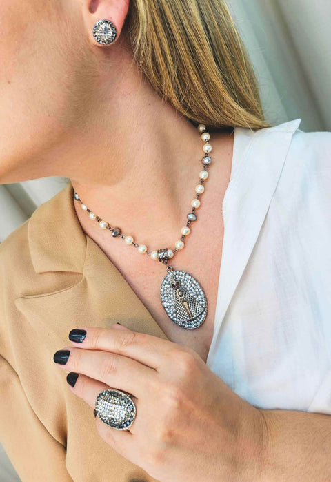 Colar Devoção perola e grafite com pingente de Nossa Senhora Aparecida banhado no onix