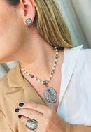 Colar Devoção perola e grafite com pingente de Nossa Senhora Aparecida banhado no onix