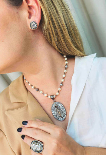 Colar Devoção perola e grafite com pingente de Nossa Senhora Aparecida banhado no onix