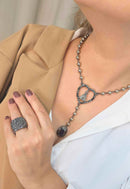 Colar Pérolas da Fé: Religioso com Nossa Senhora Aparecida, Bolinhas Prata e Strass Hematite | Seleção Especial da Dai
