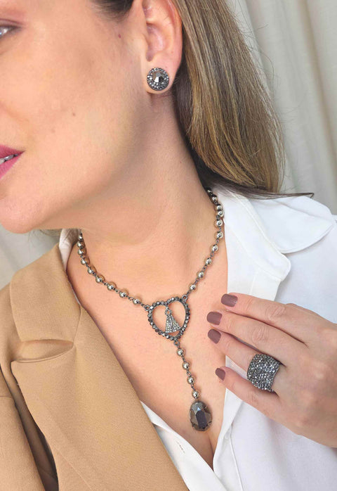 Colar Pérolas da Fé: Religioso com Nossa Senhora Aparecida, Bolinhas Prata e Strass Hematite | Seleção Especial da Dai