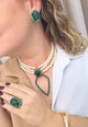 Colar Carmelita estilo choker de perolas com pingente geométrico verde esmeralda banhado no dourado