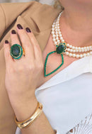 Colar Carmelita estilo choker de perolas com pingente geométrico verde esmeralda banhado no dourado