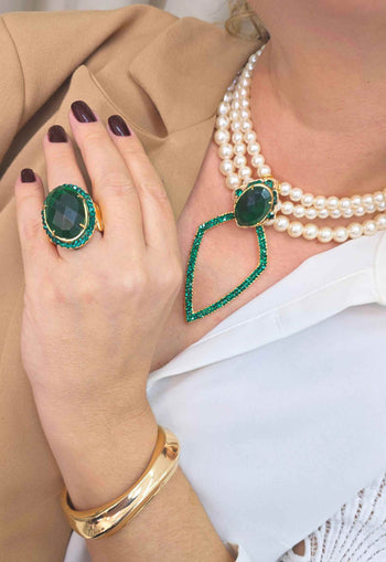Colar Carmelita estilo choker de perolas com pingente geométrico verde esmeralda banhado no dourado
