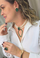 Colar Carmelita estilo choker de perolas com pingente geométrico verde esmeralda banhado no dourado