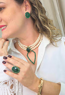 Colar Carmelita estilo choker de perolas com pingente geométrico verde esmeralda banhado no dourado