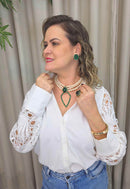 Colar Carmelita estilo choker de perolas com pingente geométrico verde esmeralda banhado no dourado