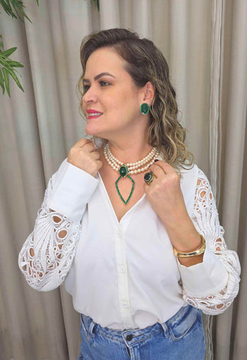 Colar Carmelita estilo choker de perolas com pingente geométrico verde esmeralda banhado no dourado