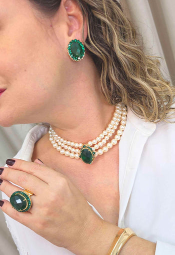 Colar Carmelita estilo choker de perolas com pingente geométrico verde esmeralda banhado no dourado