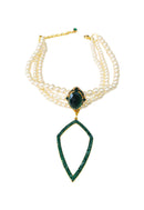 Colar Carmelita estilo choker de perolas com pingente geométrico verde esmeralda banhado no dourado