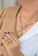 Colar Nara Gold: Luxo com Pérolas Rosê, Strass e Elos no Dourado | Acessório Inesquecível