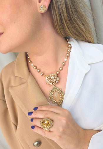 Colar Nara Gold: Luxo com Pérolas Rosê, Strass e Elos no Dourado | Acessório Inesquecível