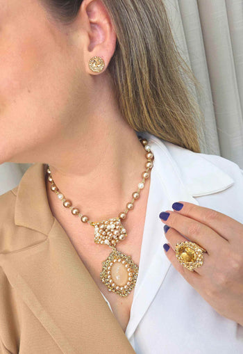 Colar Nara Gold: Luxo com Pérolas Rosê, Strass e Elos no Dourado | Acessório Inesquecível