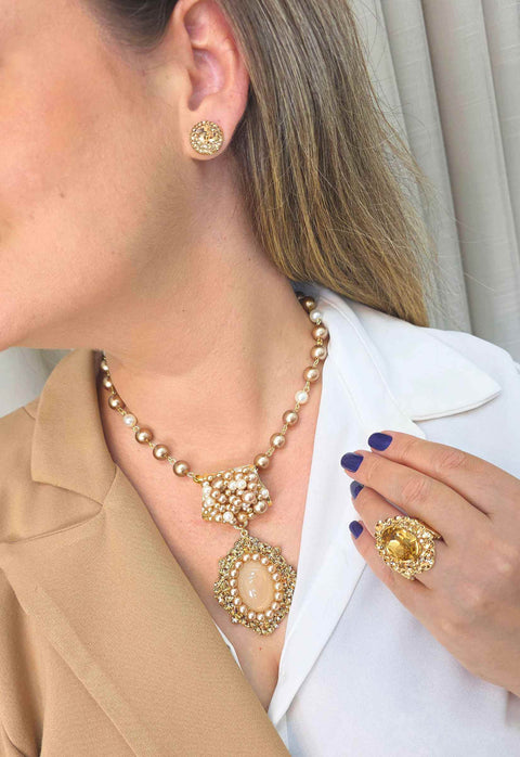 Colar Nara Gold: Luxo com Pérolas Rosê, Strass e Elos no Dourado | Acessório Inesquecível