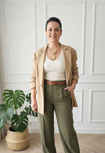 Colar Nara Gold: Luxo com Pérolas Rosê, Strass e Elos no Dourado | Acessório Inesquecível