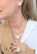 Colar Rutinha com cristais e pingente dourado esmaltado em pérola