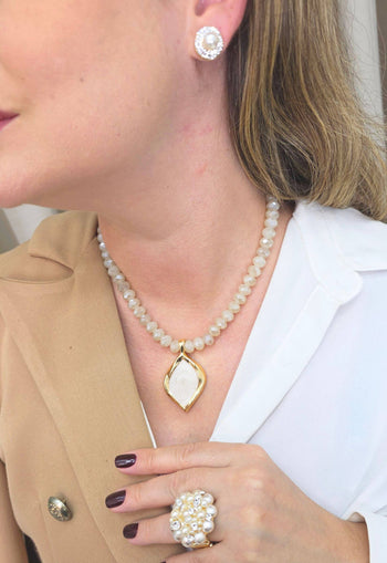 Colar Rutinha com cristais e pingente dourado esmaltado em pérola