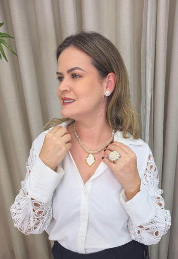 Colar Rutinha com cristais e pingente dourado esmaltado em pérola