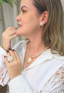 Colar Rutinha com cristais e pingente dourado esmaltado em pérola