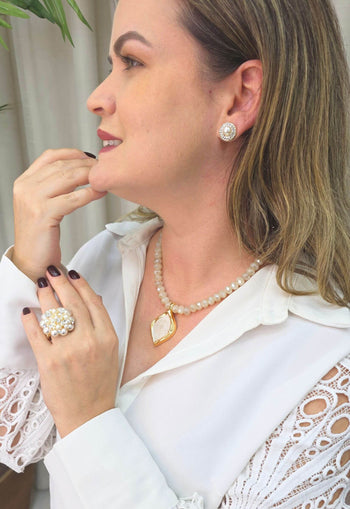 Colar Rutinha com cristais e pingente dourado esmaltado em pérola