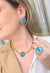 Colar Noélia estilo choker com pingente de pedras azuis e venezianas douradas