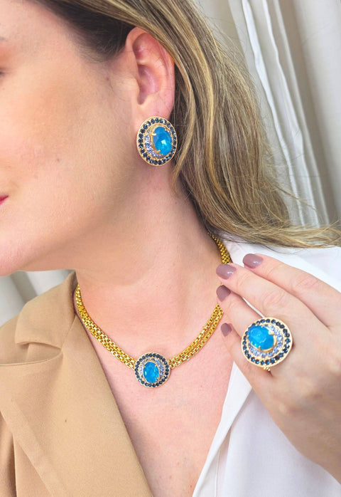 Colar Noélia estilo choker com pingente de pedras azuis e venezianas douradas