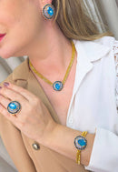Colar Noélia estilo choker com pingente de pedras azuis e venezianas douradas
