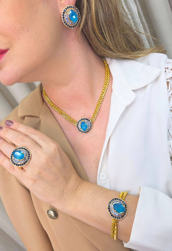Colar Noélia estilo choker com pingente de pedras azuis e venezianas douradas